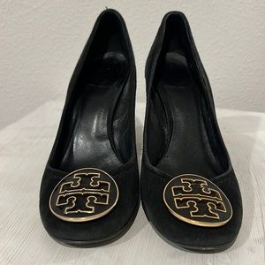Tory Burch Black Pumps with Gold Emblem